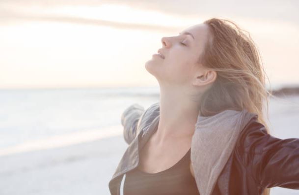 femme-joie-bonheur-5-conseils-mieux-gerer-emotions-quotidien